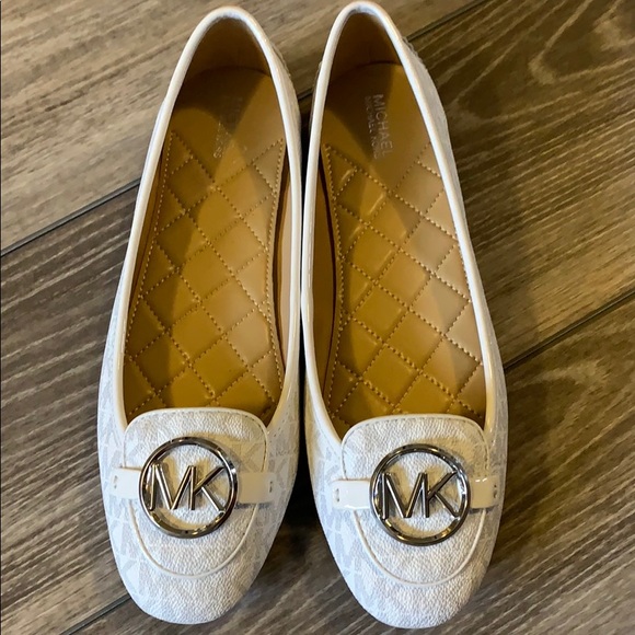 lillie logo moccasin